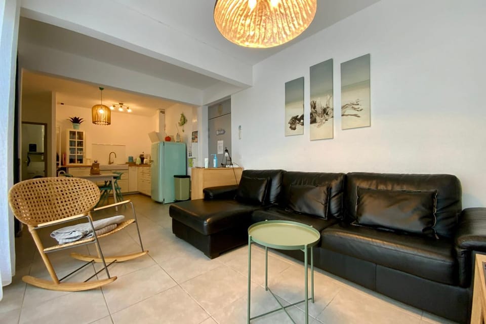 Kitchen or kitchenette, Living room, Seating area, Dining area, oven