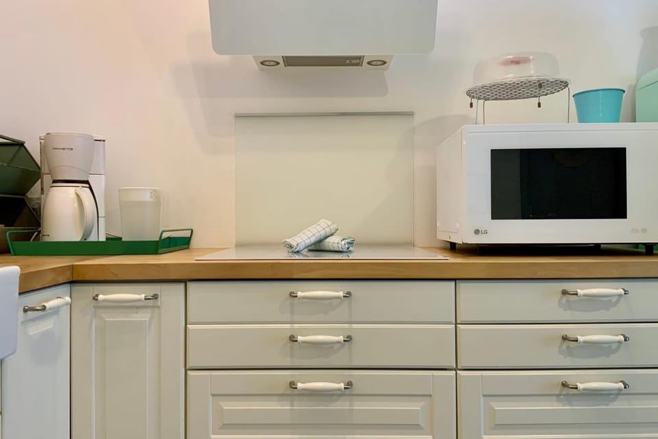 Coffee/tea facilities, Kitchen or kitchenette, stove, toaster