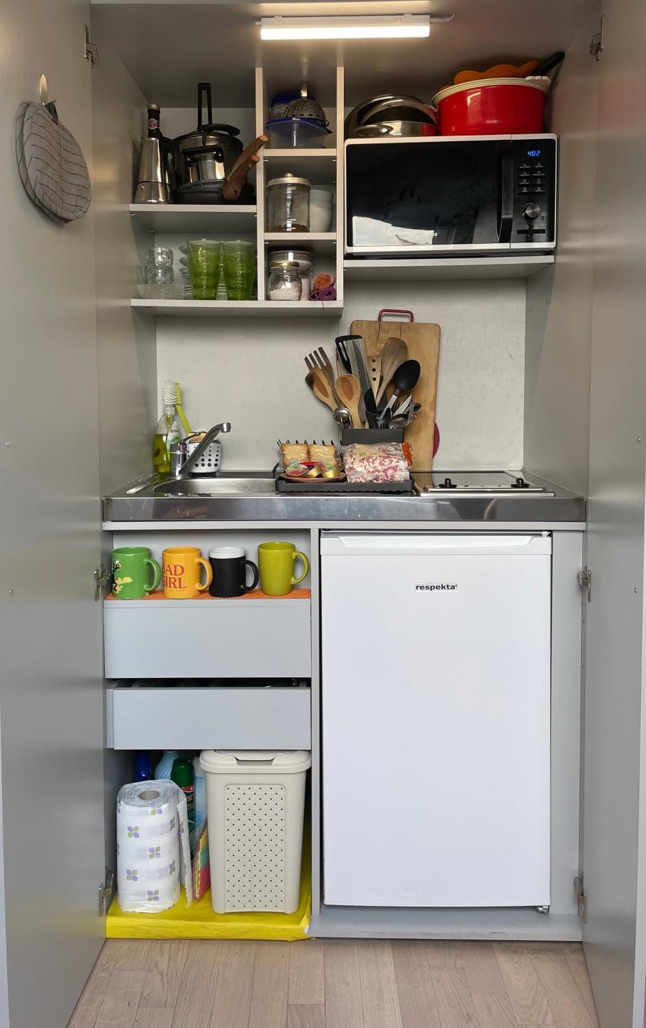 Kitchen or kitchenette, minibar, oven, stove