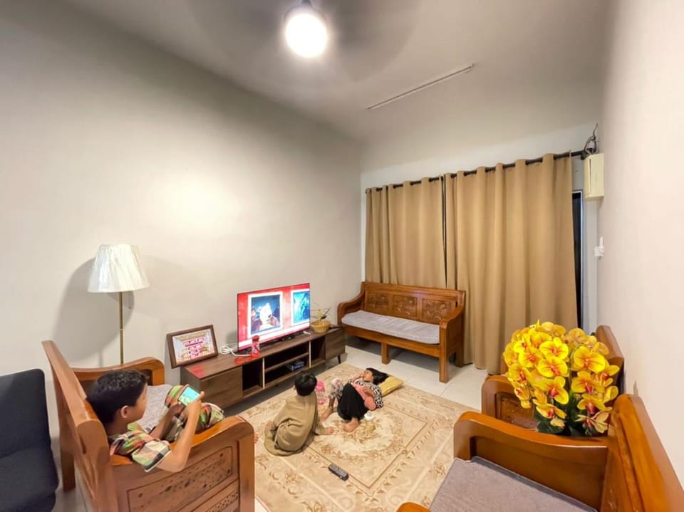 Living room, Seating area, Evening entertainment, group of guests