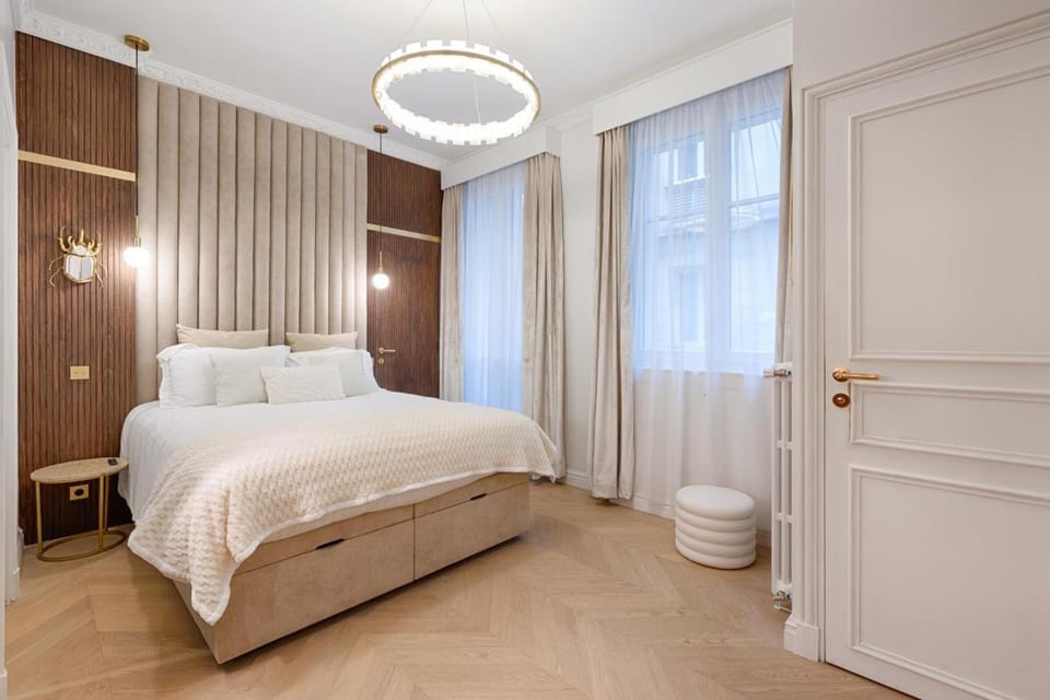 Avenue des Champs-Elysées Apartment in Paris