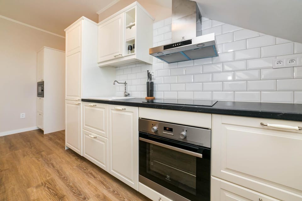 Kitchen or kitchenette, dishwasher, oven