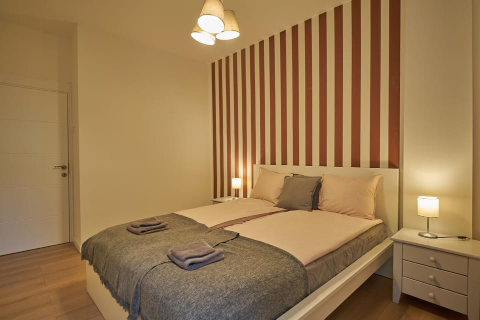 Bed, Bedroom, towels