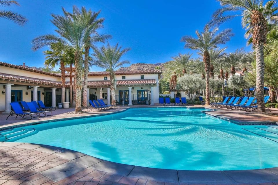 Pool view, Swimming pool, sunbed