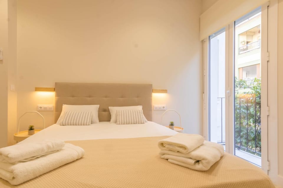 Bed, Photo of the whole room, Bedroom, towels
