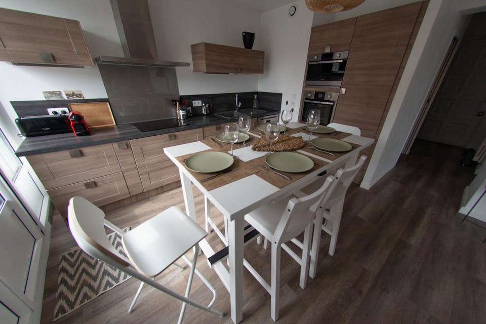 Kitchen or kitchenette, Dining area