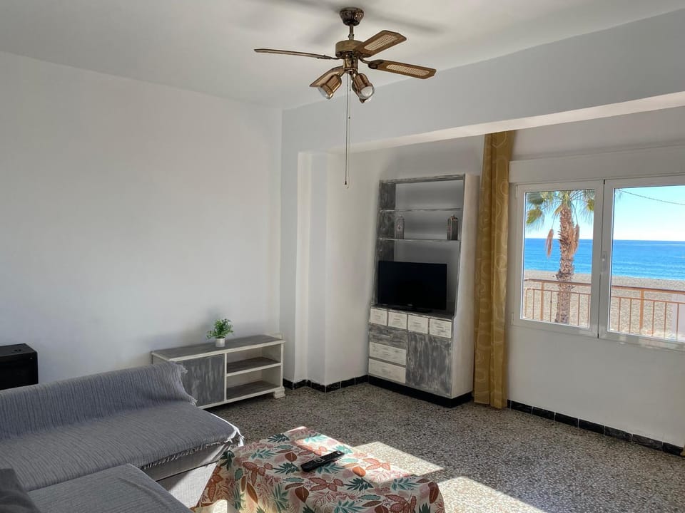 Communal lounge/ TV room, TV and multimedia, Sea view, fireplace