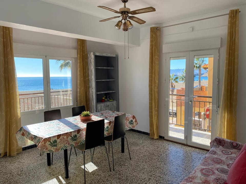 Seating area, Dining area, Sea view, fireplace