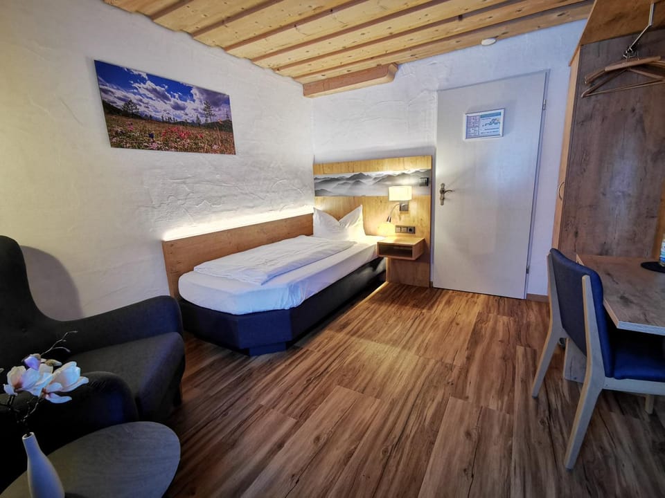 Bed, Photo of the whole room, Seating area