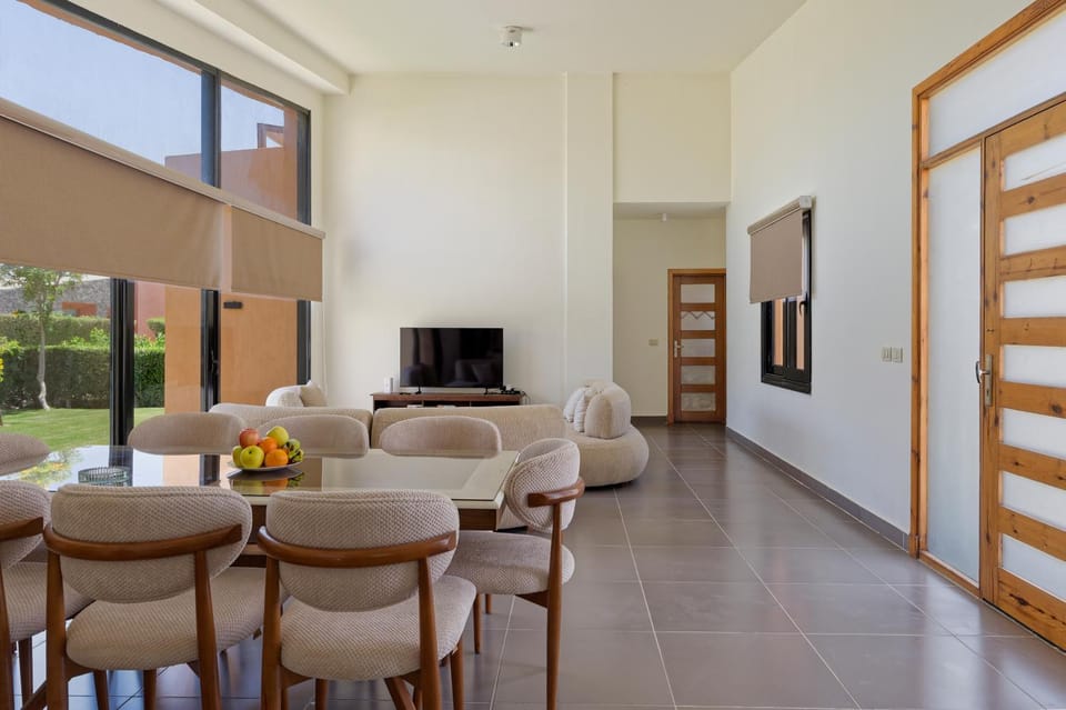Communal lounge/ TV room, TV and multimedia, Living room, Seating area, Dining area