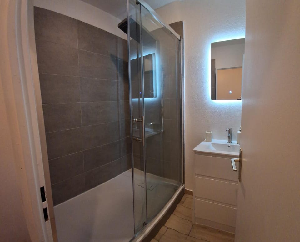 Villa Club T2 complètement rénové à Mar Vivo, plages à pieds, piscine House in La Seyne-sur-Mer