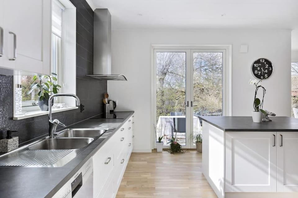 Modernt hus med parkeringsplatser och trädgård Villa in Gothenburg