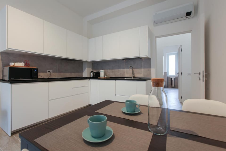 Coffee/tea facilities, Kitchen or kitchenette, Dining area, minibar, stove