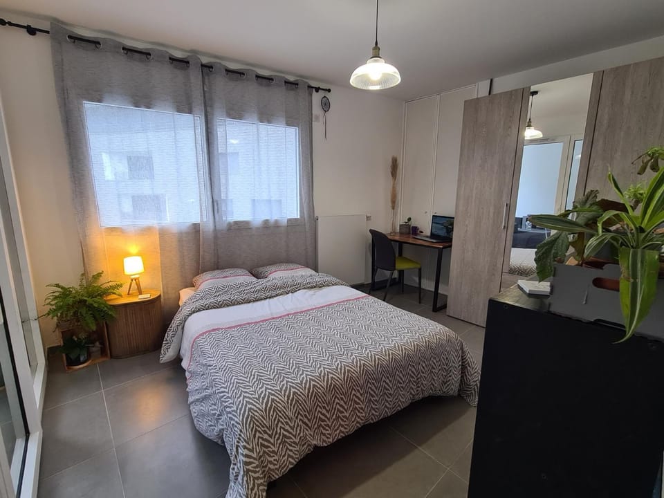 Seating area, Bedroom, storage