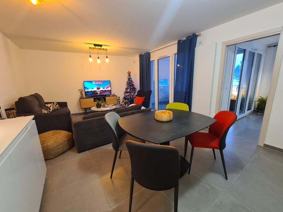 Living room, Dining area