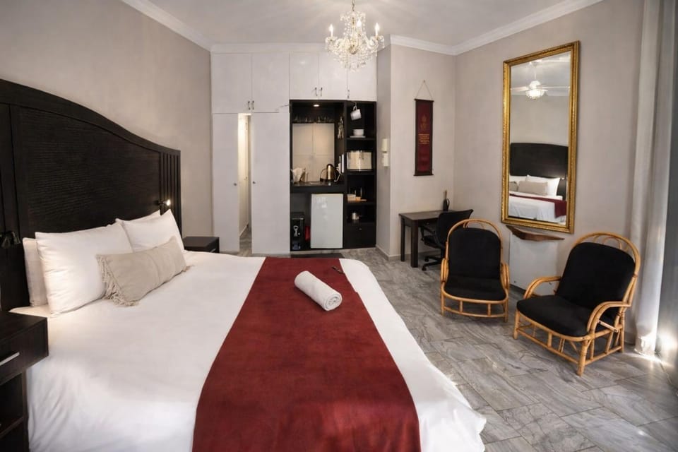 Bed, Kitchen or kitchenette, Bedroom