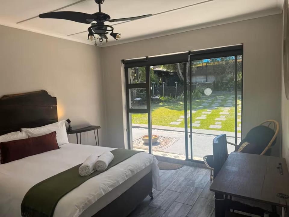 Bed, Seating area, Bedroom