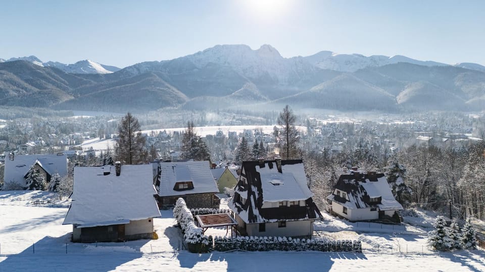 Property building, Nearby landmark, Day, Natural landscape, Winter, Mountain view