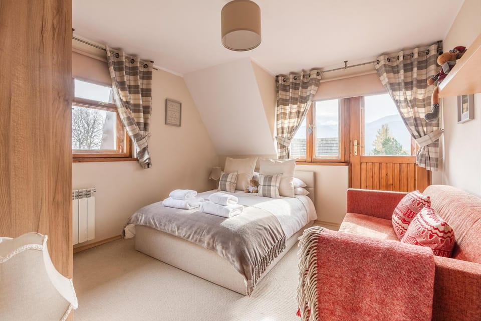 Bed, Photo of the whole room, Seating area, Bedroom