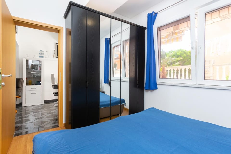 Bedroom, wardrobe