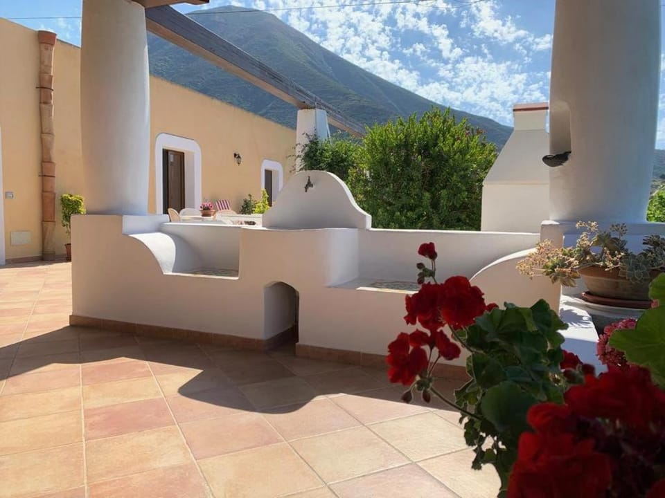 Casa Il Girasole, panoramica e a pochi passi dal centro di Malfa House in Sicily