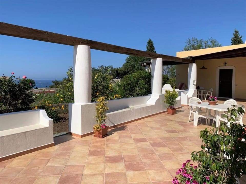 Casa Il Girasole, panoramica e a pochi passi dal centro di Malfa House in Sicily
