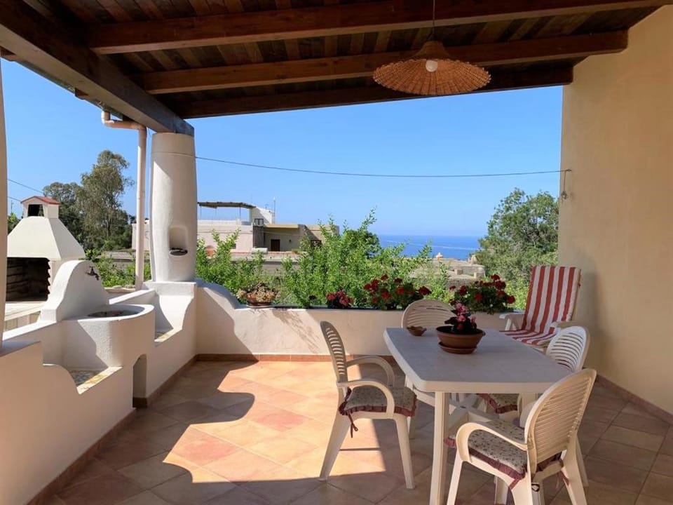 Casa Il Girasole, panoramica e a pochi passi dal centro di Malfa House in Sicily