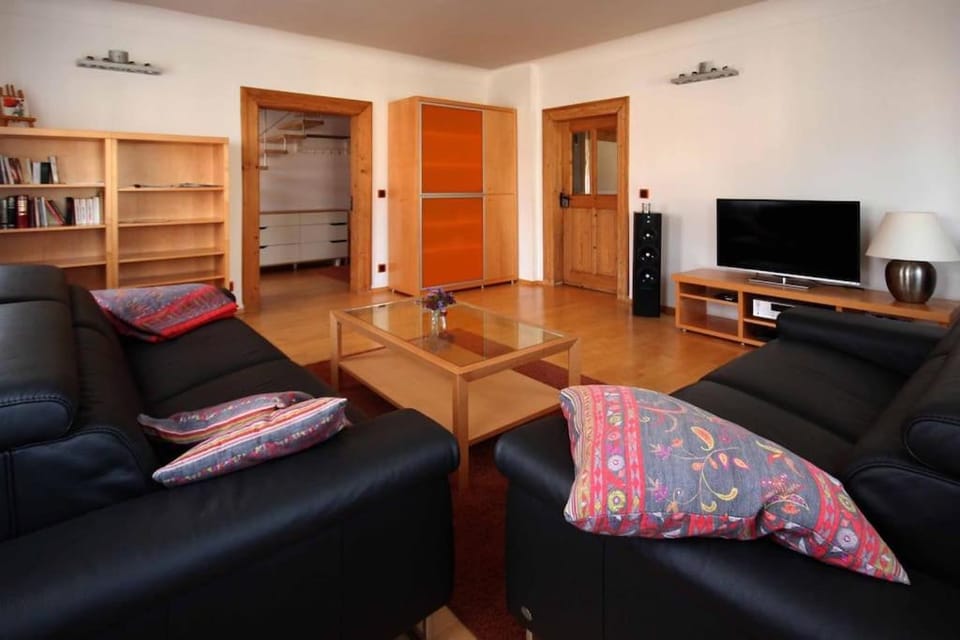 Communal lounge/ TV room, TV and multimedia, Living room, Seating area, Evening entertainment