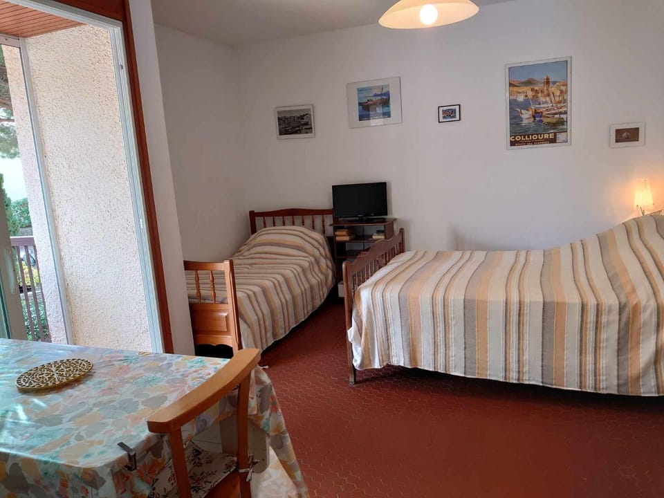 Bed, TV and multimedia, Dining area, Bedroom