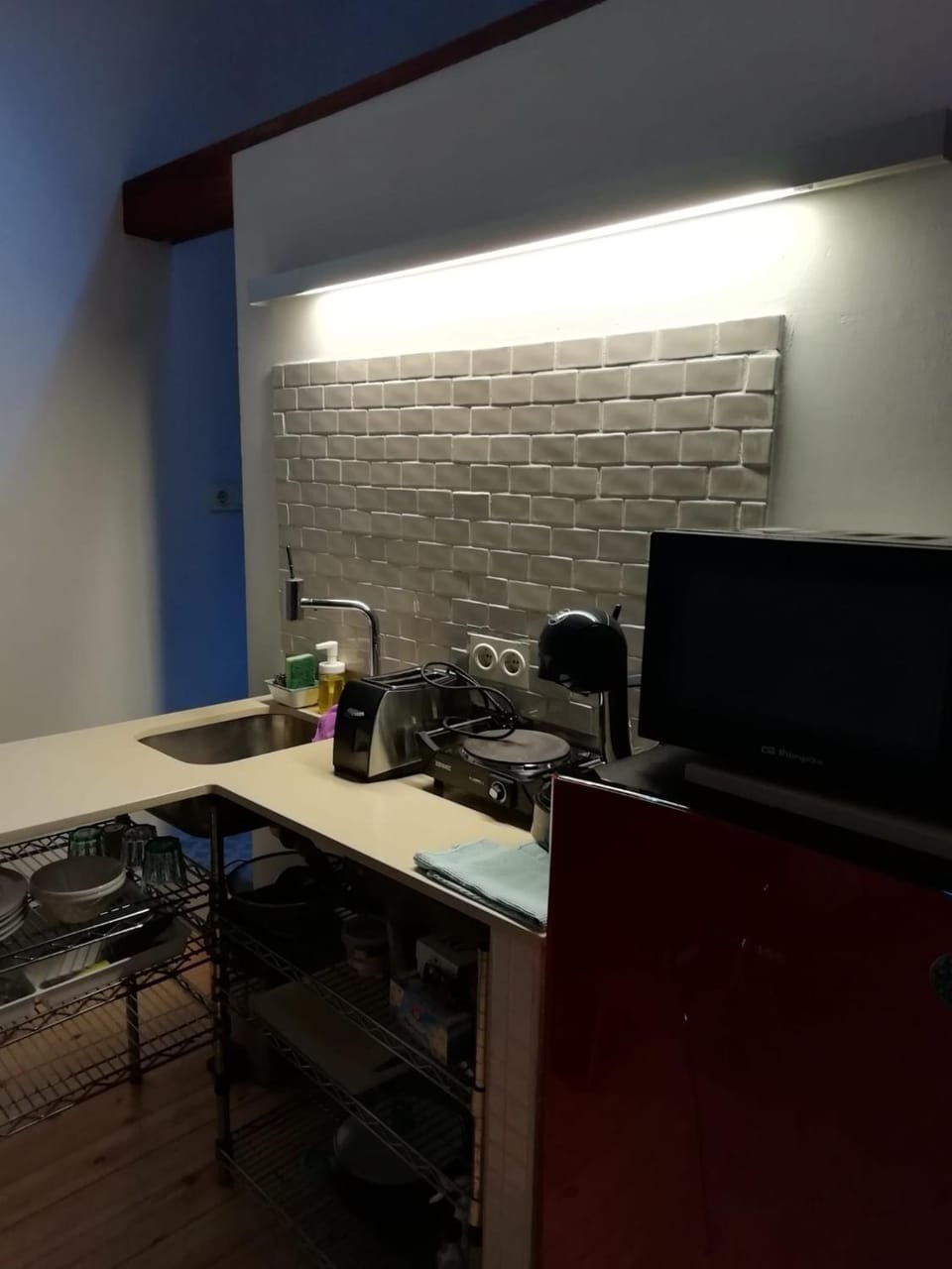 Kitchen or kitchenette, minibar, stove