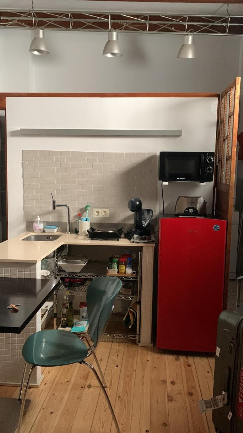 Kitchen or kitchenette, minibar, stove