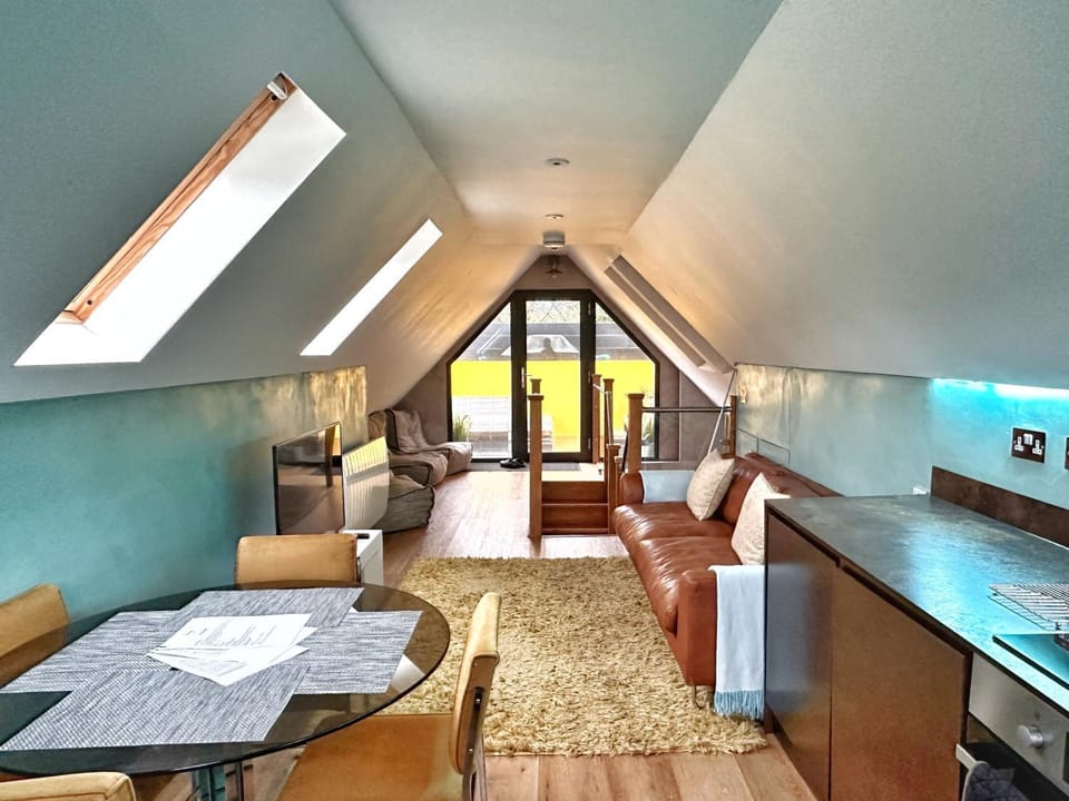 Chy Glynn. Luxury lodge with hot tub and views. House in St Agnes