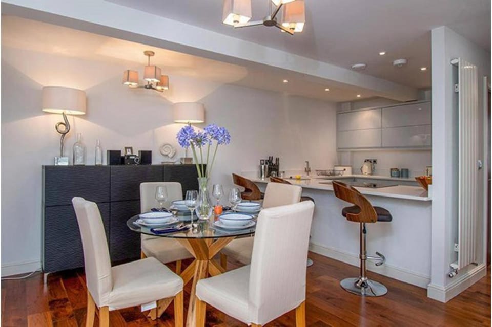 Dining area, kitchen