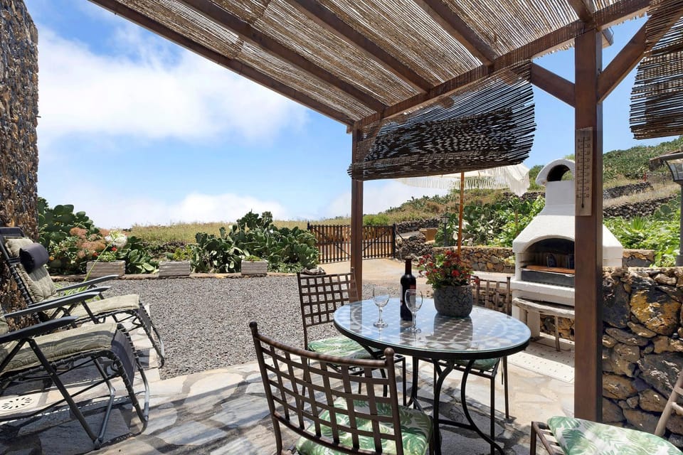 Property building, Balcony/Terrace, Living room