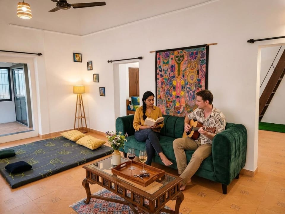 Patio, Communal lounge/ TV room, Garden, TV and multimedia, Living room, Photo of the whole room, Decorative detail, Decorative detail, Seating area, Guests, Location, group of guests, Parking