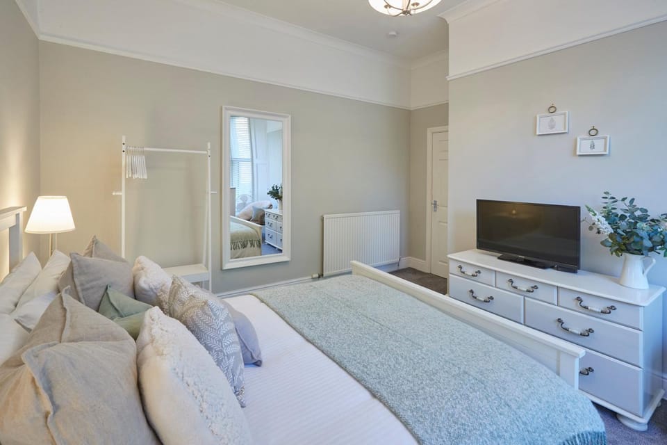 Bed, TV and multimedia, Bedroom