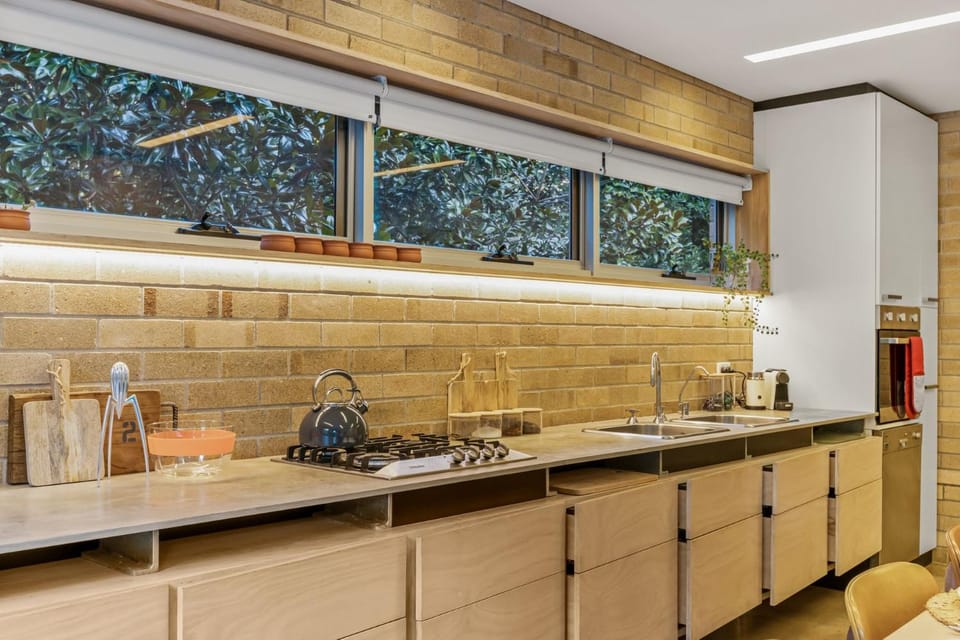 Coffee/tea facilities, Kitchen or kitchenette, stove