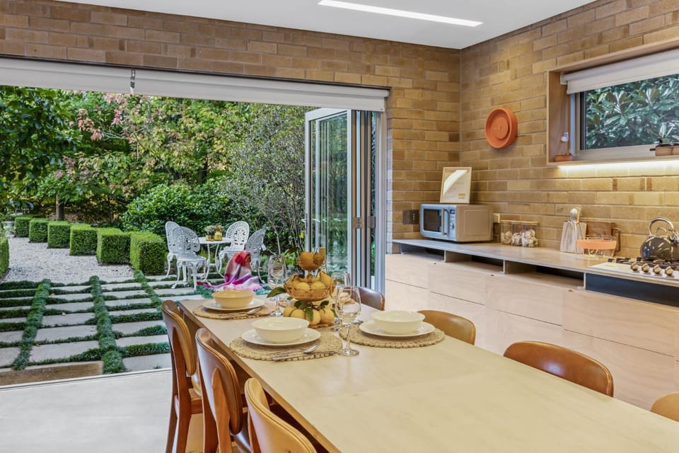 Kitchen or kitchenette, Dining area, minibar