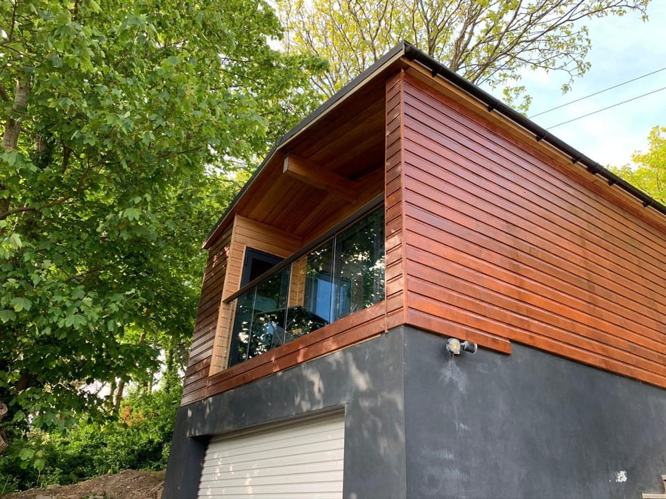 Chy Cos. South facing lodge with balcony & views. House in St Agnes