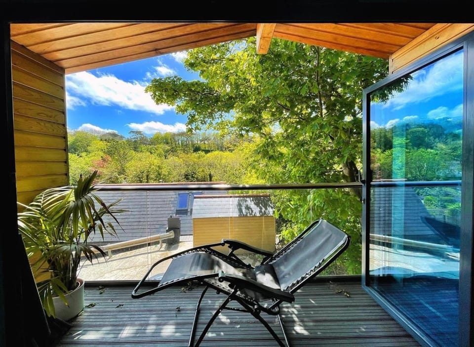 Chy Cos. South facing lodge with balcony & views. House in St Agnes