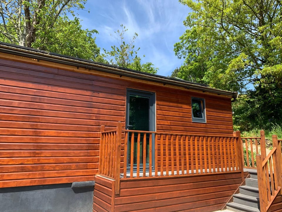 Chy Cos. South facing lodge with balcony & views. House in St Agnes