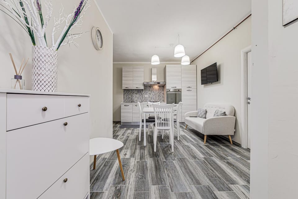 TV and multimedia, Kitchen or kitchenette, Living room, Seating area, Dining area, stove