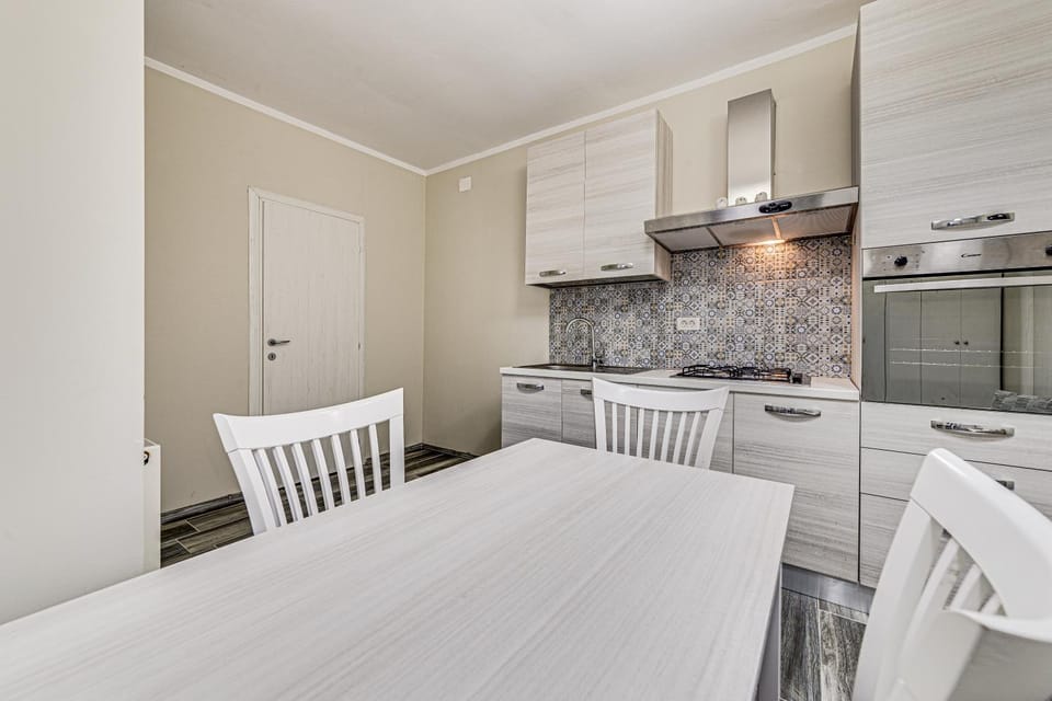 Kitchen or kitchenette, Dining area, pet friendly, stove