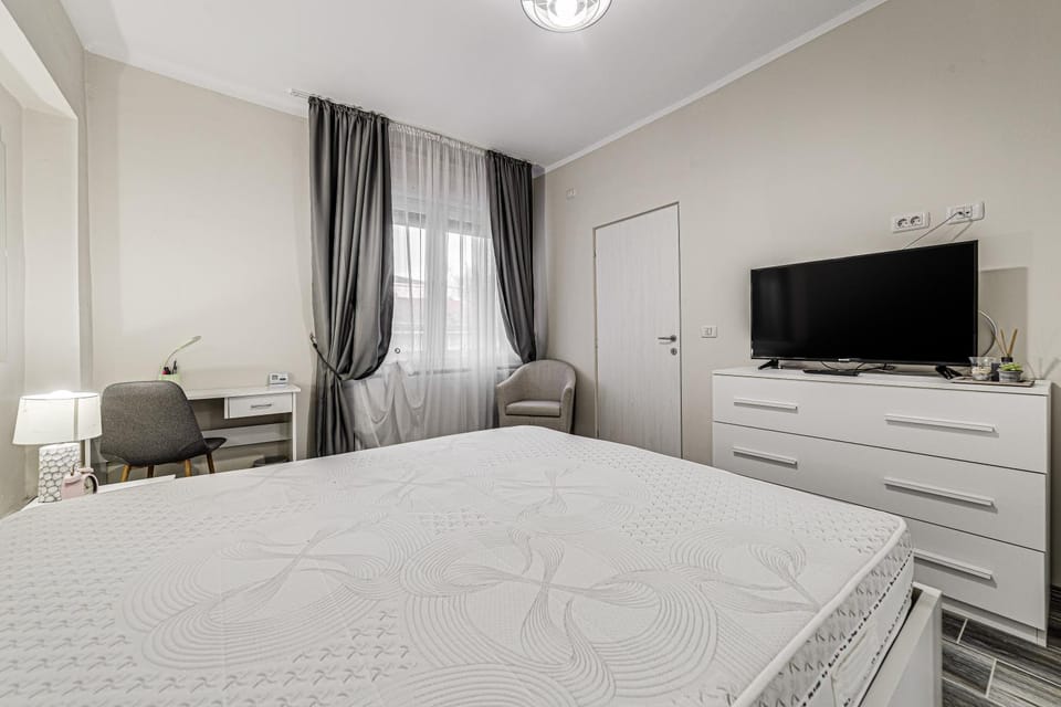 Bed, TV and multimedia, Bedroom, hair dresser