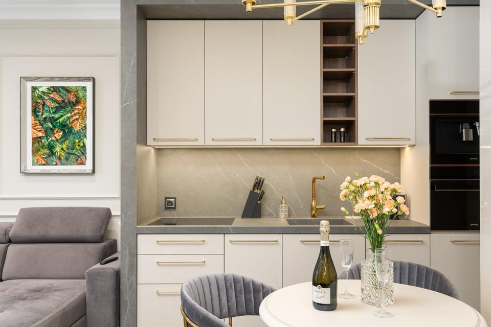 Kitchen or kitchenette, Living room, Seating area, Dining area