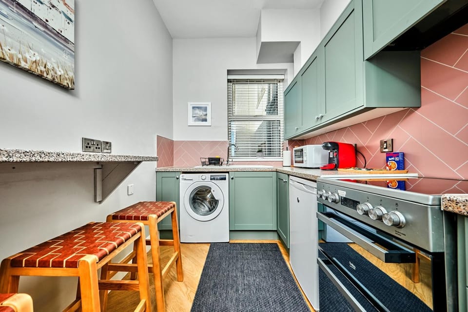 Bright Apt Steps From the Beach - Dunluce Park 3 Apartment in Portrush