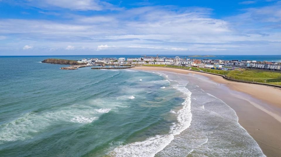 Bright Apt Steps From the Beach - Dunluce Park 3 Apartment in Portrush