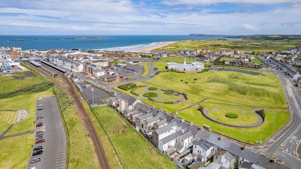 Bright Apt Steps From the Beach - Dunluce Park 3 Apartment in Portrush