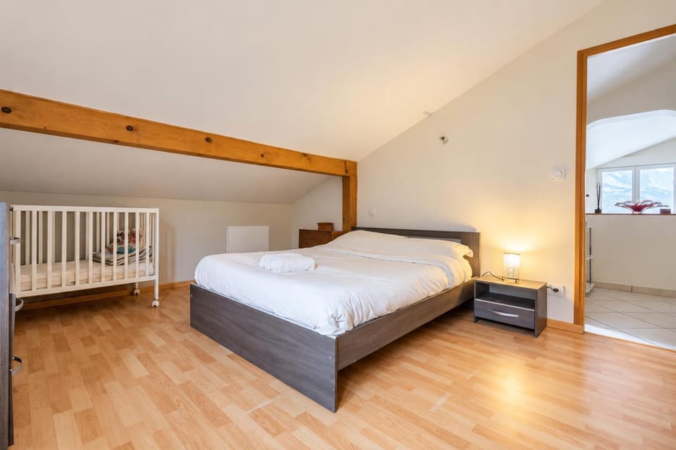Annecy Vue Lac, traversant & lumineux Nature Calme by ImmoConciergerie Apartment in Sévrier