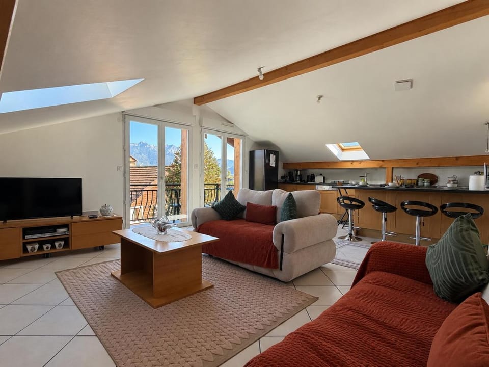 Annecy Vue Lac, traversant & lumineux Nature Calme by ImmoConciergerie Apartment in Sévrier